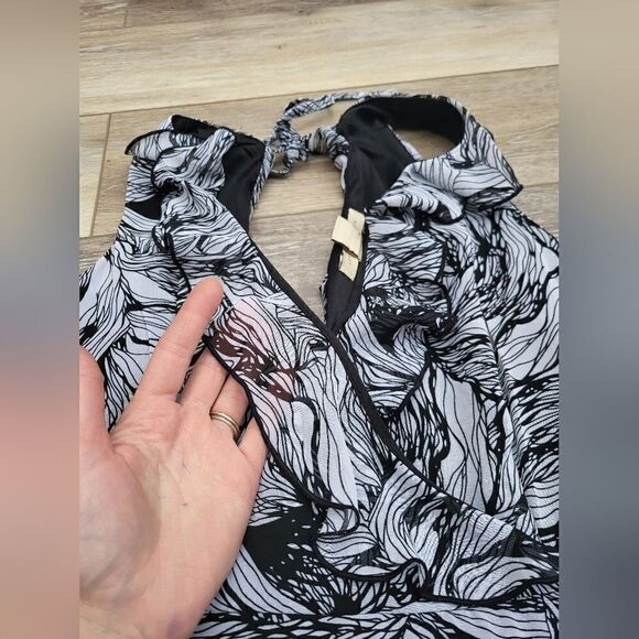 Jonathan Martin chic Black/White Floral Print Dress v neckline and back, size 8 - Picture 10 of 12